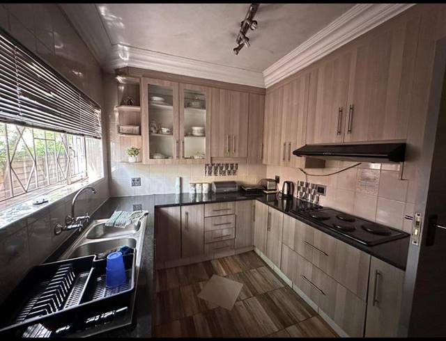 5 BEDROOM HOUSE FOR SALE IN DAWN PARK EXT